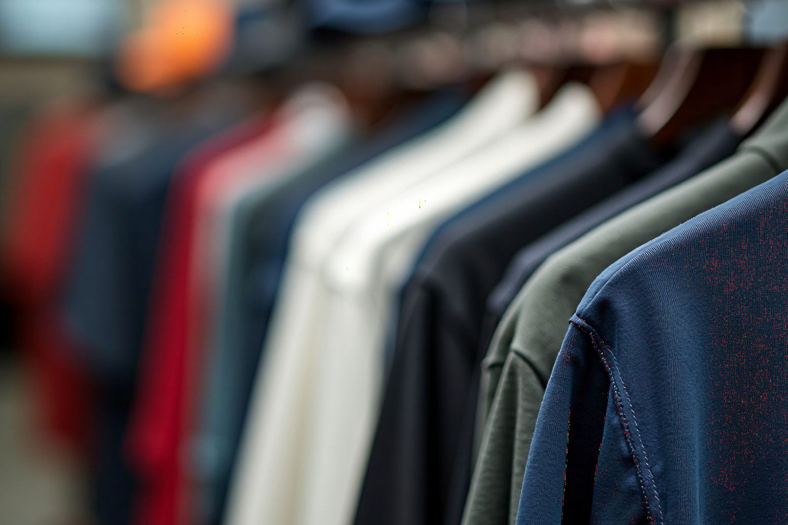 Arara com camisetas e peças de uniforme em várias cores